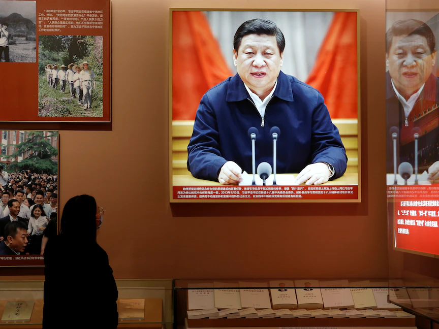 صورة للرئيس الصيني شي جين بينج في المتحف الوطني ببكين - 3 مارس 2021 - REUTERS