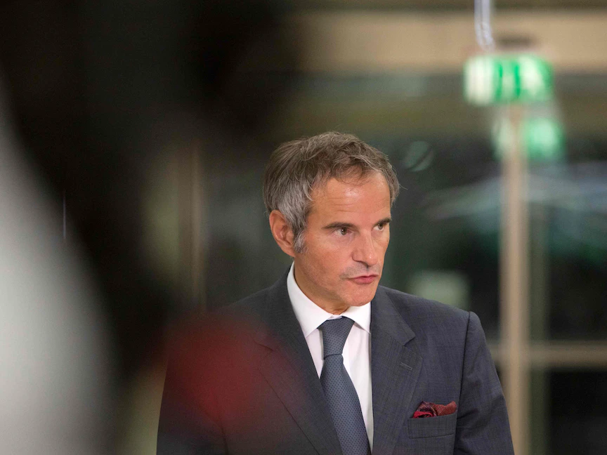 المدير العام للوكالة الدولية للطاقة الذرية رافائيل جروسي يخاطب وسائل الإعلام في فيينا - 12 سبتمبر 2021 - AFP