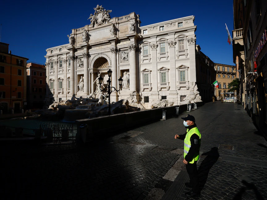 شرطي في روما يراقب حظر التجول المفروض لاحتواء فيروس كورونا - 31 ديسمبر 2020 - REUTERS
