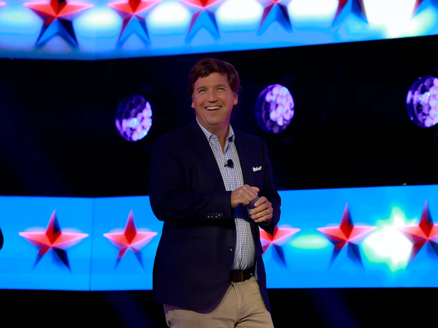 مقدم البرامج السابق بقناة "فوكس نيوز" الأميركية تاكر كارلسون يتحدث خلال مؤتمر في ويست بالم بيتش بولاية فلوريدا. 15 يوليو 2023 - AFP