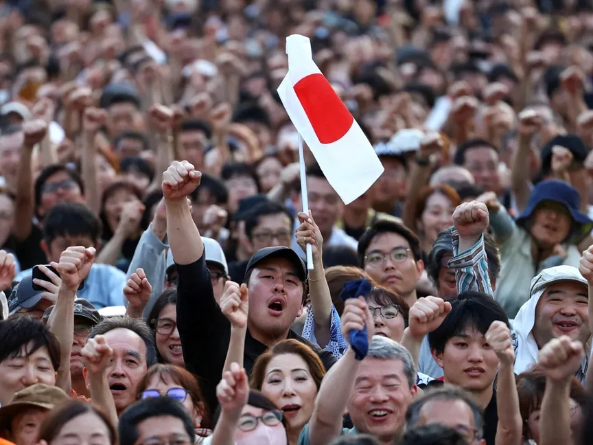 أنصار حزب سانسيتو يرفعون قبضاتهم خلال جولة في شيبا بارك بطوكيو في اليابان باليوم الأخير من الحملة الانتخابية لانتخابات مجلس الشيوخ الياباني. 19 يوليو 2025 - REUTERS