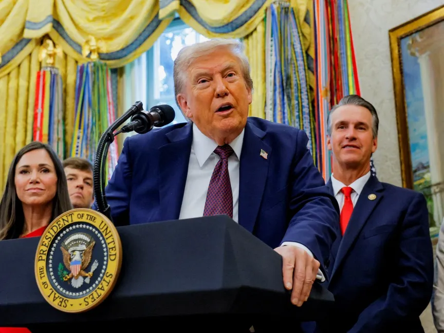 الرئيس الأميركي دونالد ترمب يرد على سؤال خلال مؤتمر صحافي في المكتب البيضاوي بالبيت الأبيض. 2 سبتمبر 2025 - REUTERS