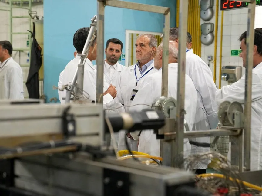 الرئيس الإيراني مسعود بيزشكيان يزور مقر منظمة الطاقة الذرية الإيرانية في طهران- 2 نوفمبر 2025 - Reuters