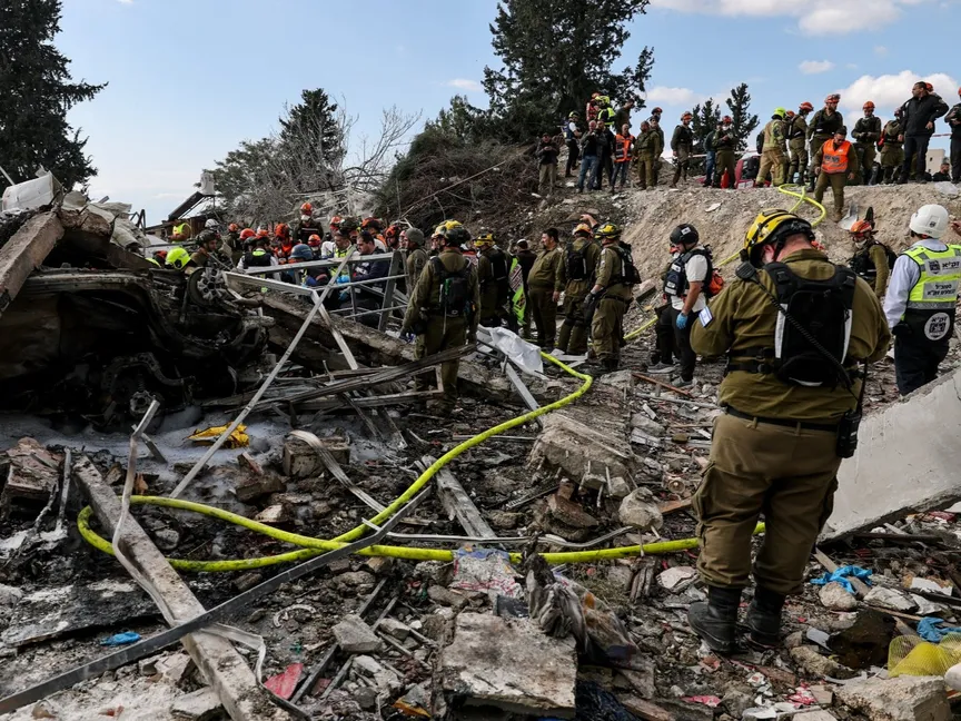 رجال الإنقاذ يعملون في موقع الهجوم الإيراني في بيت شيمش، إسرائيل، 1 مارس 2026 - Reuters