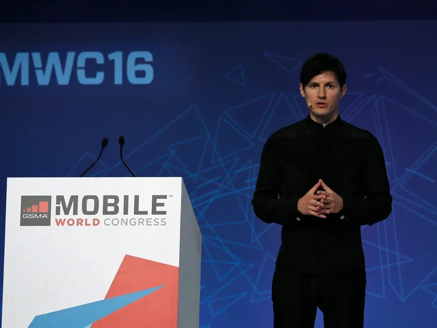 بعد نفي الإليزيه.. ماكرون يقر بمنحه الجنسية الفرنسية لمؤسس "تليجرام"