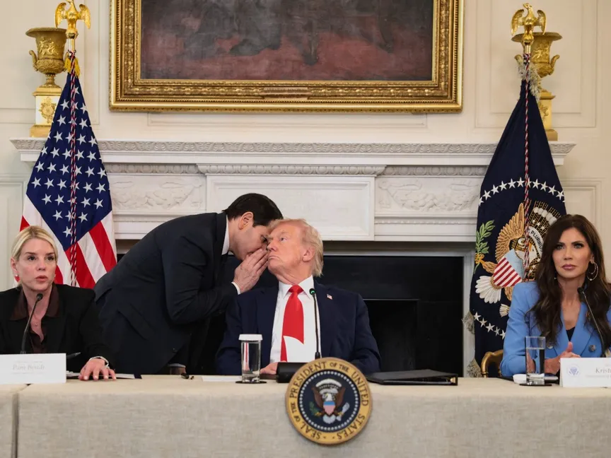 وزير الخارجية الأميركي ماركو روبيو يتحدث إلى الرئيس دونالد ترمب خلال مؤتمر صحافي في البيت الأبيض. 8 أكتوبر 2025 - REUTERS