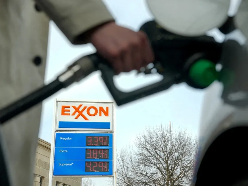 رجل يملأ خزان سيارته بالوقود وسط ارتفاع أسعار النفط والغاز، واشنطن، الولايات المتحدة. 5 مارس 2026 - REUTERS