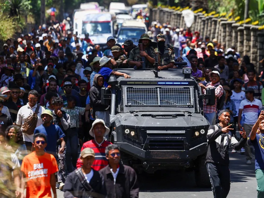 رئيس مدغشقر يغادر البلاد خوفاً على حياته بعد "تمرد عسكري"