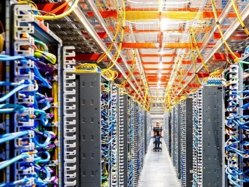 كيف نتأثر من هجوم إيران على مراكز البيانات؟ وهل بياناتنا المالية مهددة؟