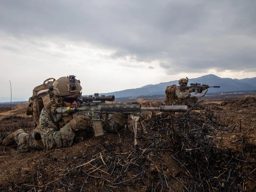 تدريبات عسكرية مشتركة بين مشاة البحرية الأميركية والقوات البرمائية اليابانية على سفوح على جبل فيجي - 15 مارس 2022 - facebook.com/USForcesJapan