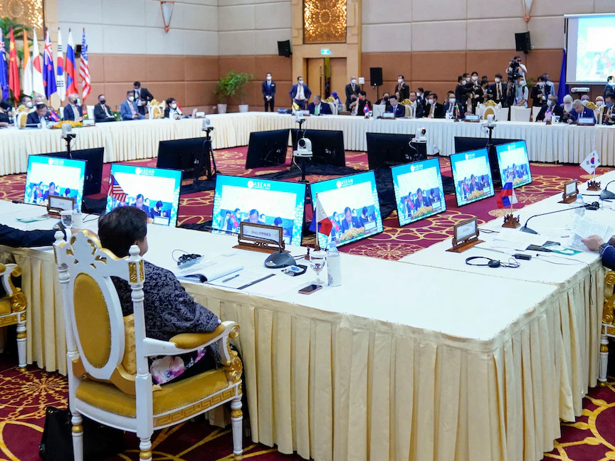 وزير الخارجية الأميركي أنتوني بلينكن ونظيره الروسي سيرجي لافروف خلال اجتماع لوزراء خارجية دول جنوب شرق آسيا "آسيان" في بنوم بنه بكمبوديا- 5 أغسطس 2022 - AFP