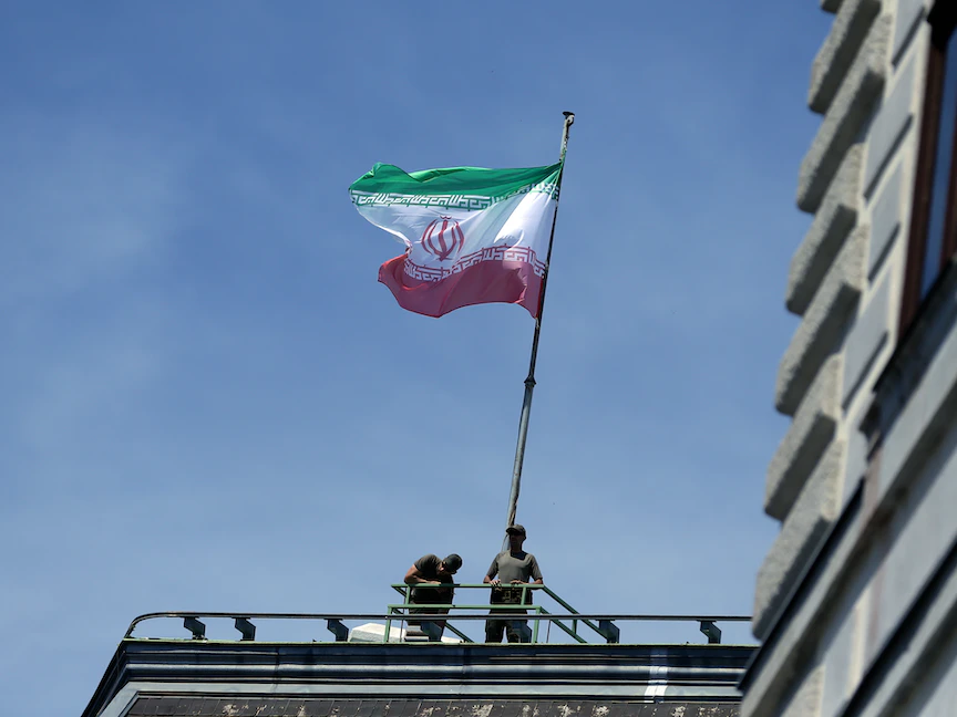 رفع علم إيران في فيينا. 4 يوليو 2018 - REUTERS