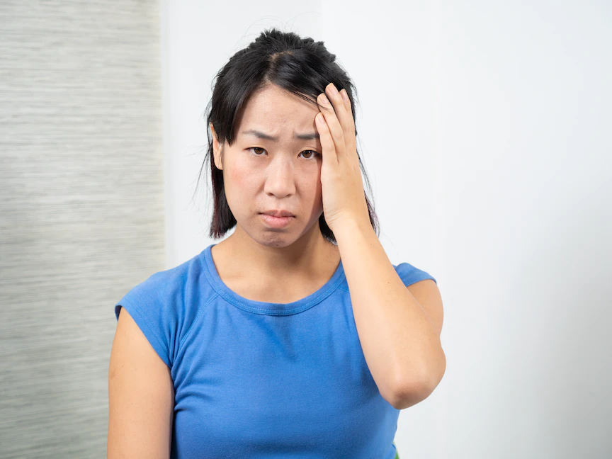 سيدة مصابة بالصداع النصفي، 24 نوفمبر 2020 - AFP