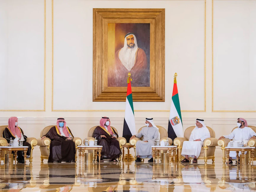  ولي العهد السعودي يقدم التعازي في وفاة الشيخ خليفة بن زايد