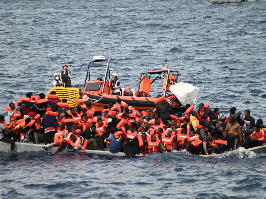 مهاجرون على بعد حوالي 30 ميلاً من الشواطئ الليبية - @MSF_Sea