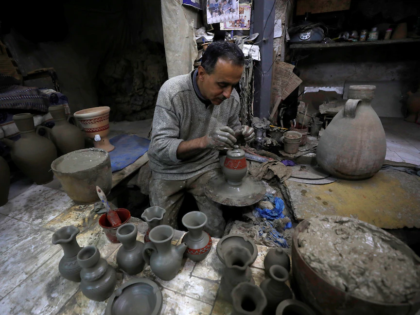 الحرفي جمال الفاخوري يعمل على إناء في مصنع للخزف، بالقرب من جنين في الضفة الغربية المحتلة- 28 نوفمبر 2021 - REUTERS