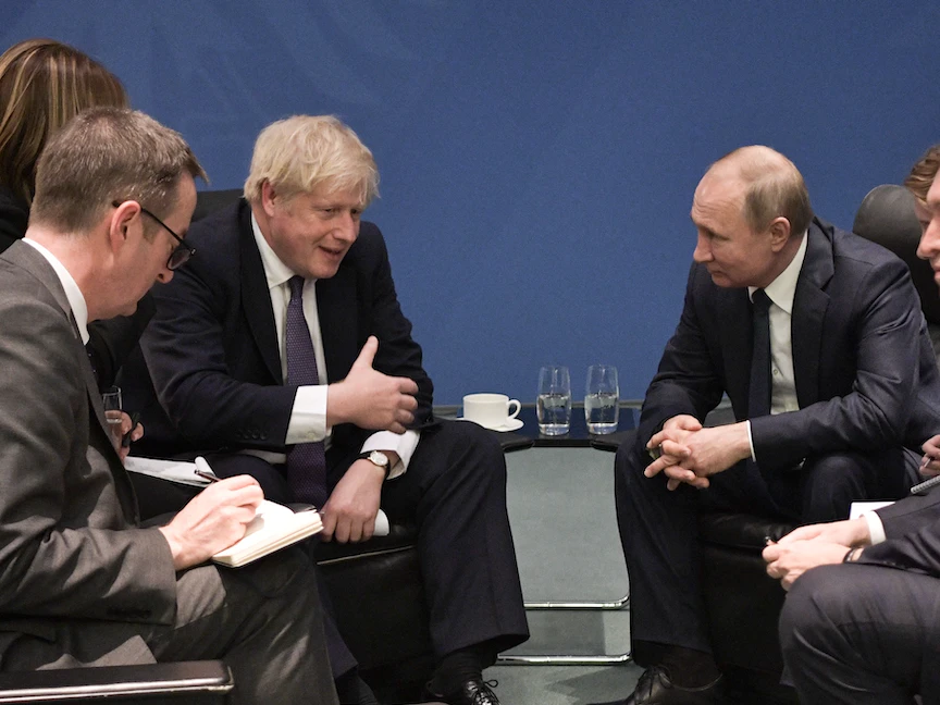 رئيس الوزراء البريطاني بوريس جونسون مع الرئيس الروسي فلاديمير بوتين في برلين على هامش قمة بشأن ليبيا - 19 يناير 2020 - AFP