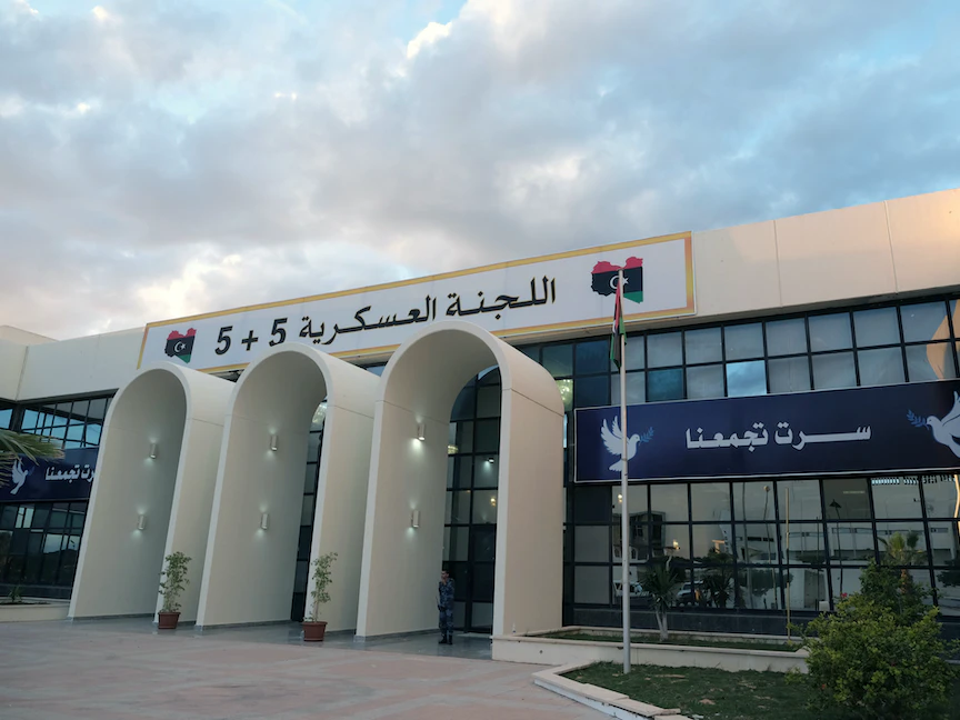 مدخل قاعة اجتماعات اللجنة العسكرية (5+5) بمدينة سرت الليبية - 26 نوفمبر 2020 - REUTERS