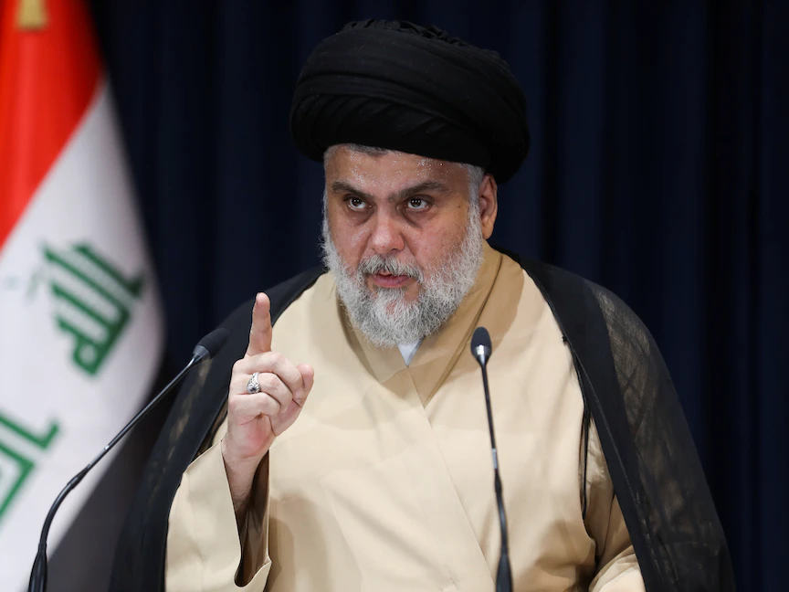 زعيم التيار الصدري مقتدى الصدر خلال مؤتمر صحافي بعد إعلان النتائج الأولية للانتخابات البرلمانية العراقية - 11 أكتوبر 2021 - REUTERS