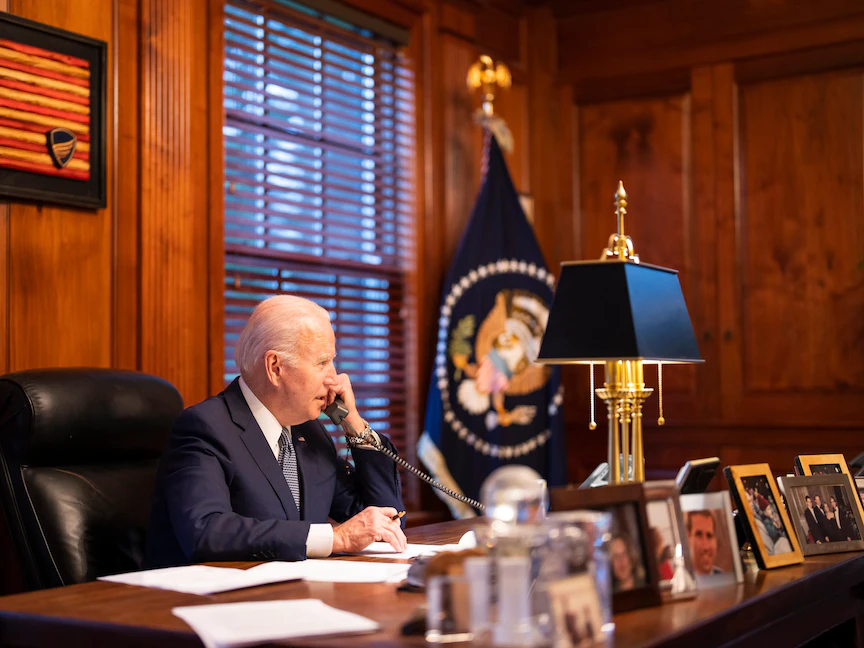 الرئيس الأميركي جو بايدن خلال اتصال هاتفي مع نظيره الروسي فلاديمير بوتين - 30 ديسمبر 2021 - The White House