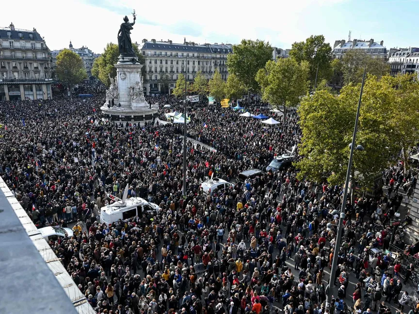 الآلاف يشاركون في وقفة بساحة الجمهورية في العاصمة الفرنسية باريس لتكريم ضحية هجوم إرهابي - AFP