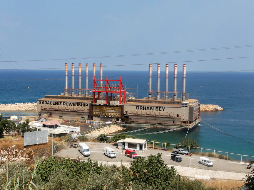 رسو سفينة تركية تحمل الوقود اللازم لتوليد الكهرباء في ميناء جنوب العاصمة اللبنانية بيروت. 10 أغسطس 2017 - REUTERS