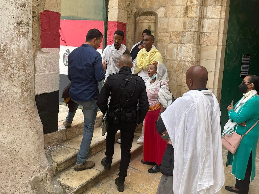 أقباط إثيوبيون مع عناصر من الشرطة الإسرائيلية في مدخل دير السلطان في القدس - 19 أبريل 2022 - Facebook@DEWOL