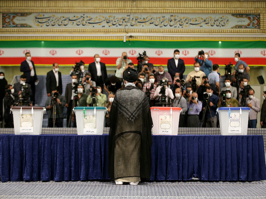 المرشد الإيراني علي خامنئي خلال الإدلاء بصوته. 18 يونيو 2021 - REUTERS