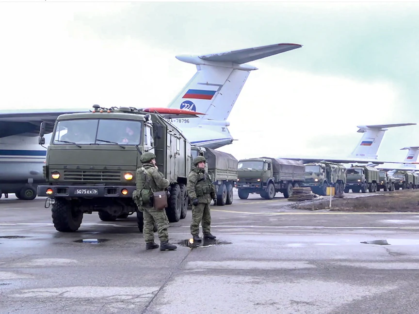 جنود حفظ السلام الروس بعد الهبوط من طائرة عسكرية في ألما آتا بكازاخستان - 9 يناير 2022 - AFP