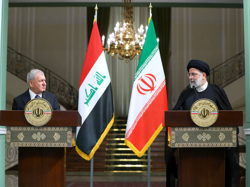 الرئيس الإيراني إبراهيم رئيسي (يمين) ونظيره العراقي عبد اللطيف رشيد خلال مؤتمر صحافي في طهران. 29 أبريل 2023 - AFP