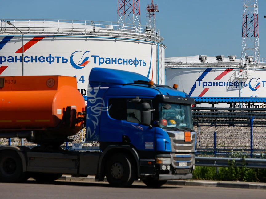 شاحنة بنزين متوقفة في منشأة إنتاج فولودارسكايا إل بي دي إس التي يملكها مشغل خط أنابيب النفط "ترانسنيفت" في منطقة موسكو. 8 يونيو 2022 - REUTERS