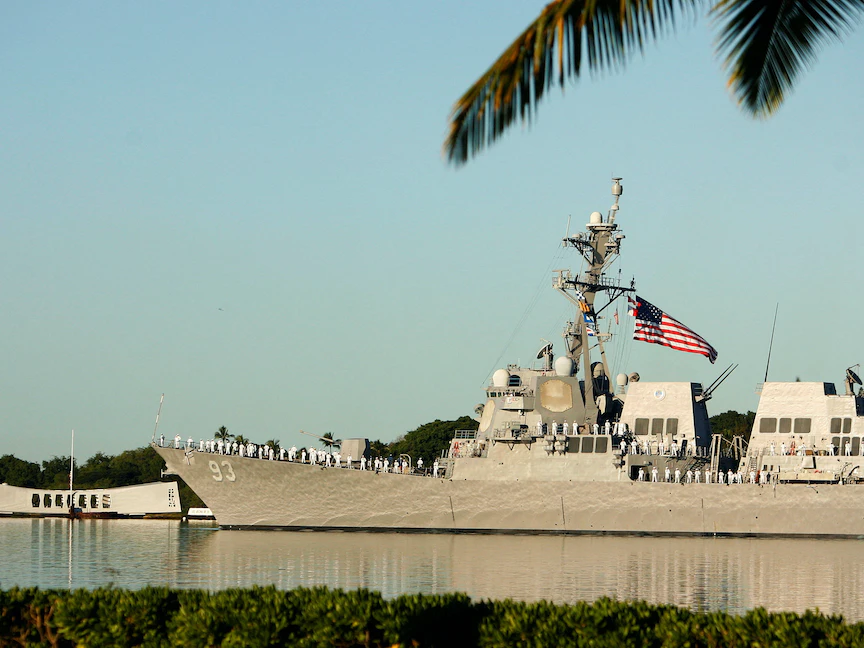 المدمرة "تشونج هون" أمام هاواي خلال مراسم إحياء ذكرى الهجوم على "بيرل هاربور" في الحرب العالمية الثانية. 7 ديسمبر 2014 - REUTERS