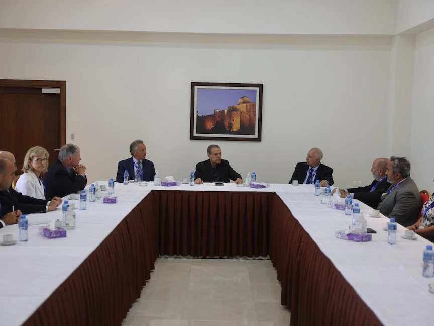 المتحدث باسم الرئاسة الفلسطينية نبيل أبو ردينة خلال لقائه عدداً من أعضاء الكونجرس الأميركي في رام الله، فلسطين ، 26 أبريل 2023 - وكالة الأنباء الفلسطينية "وفا"