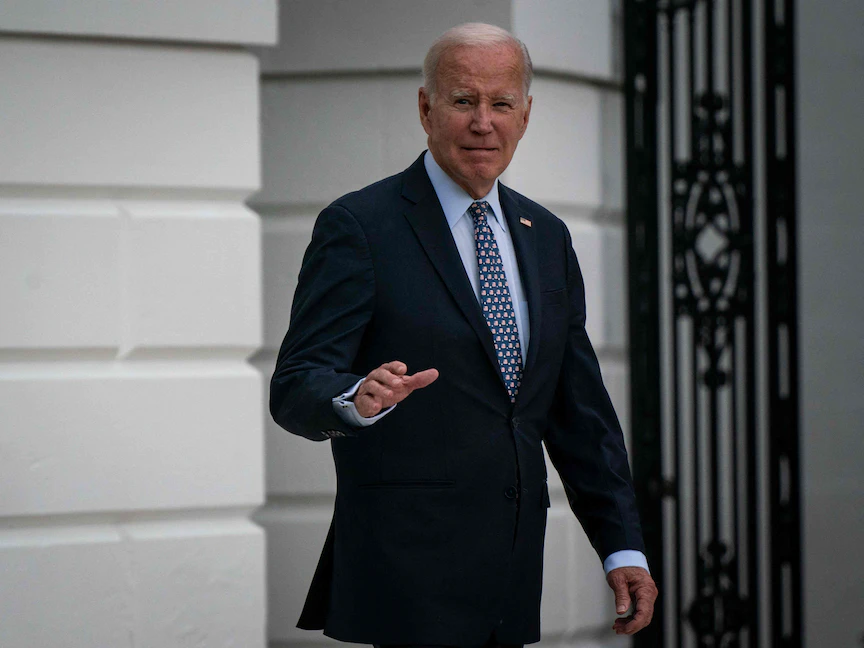 الرئيس الأميركي جو بايدن أثناء مغادرته البيت الأبيض في واشنطن العاصمة بالولايات المتحدة. 17 سبتمبر 2023 - AFP