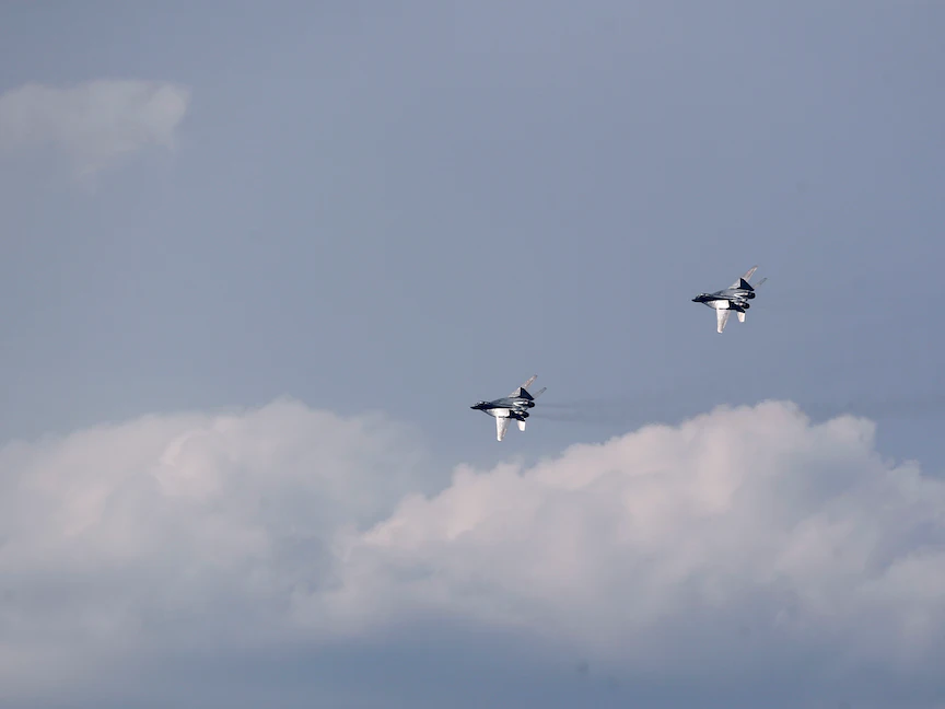 مقاتلات روسية الصنع من طراز MiG-29 تحلق فوق قاعدة مالاكي الجوية بالقرب من مالاكي سلوفاكيا- 27 أغسطس 2022 - REUTERS