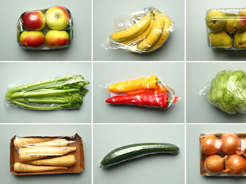 مجموعة من الفواكه والخضروات ملفوفة بالبلاستيك. 20 نوفمبر 2018 - REUTERS