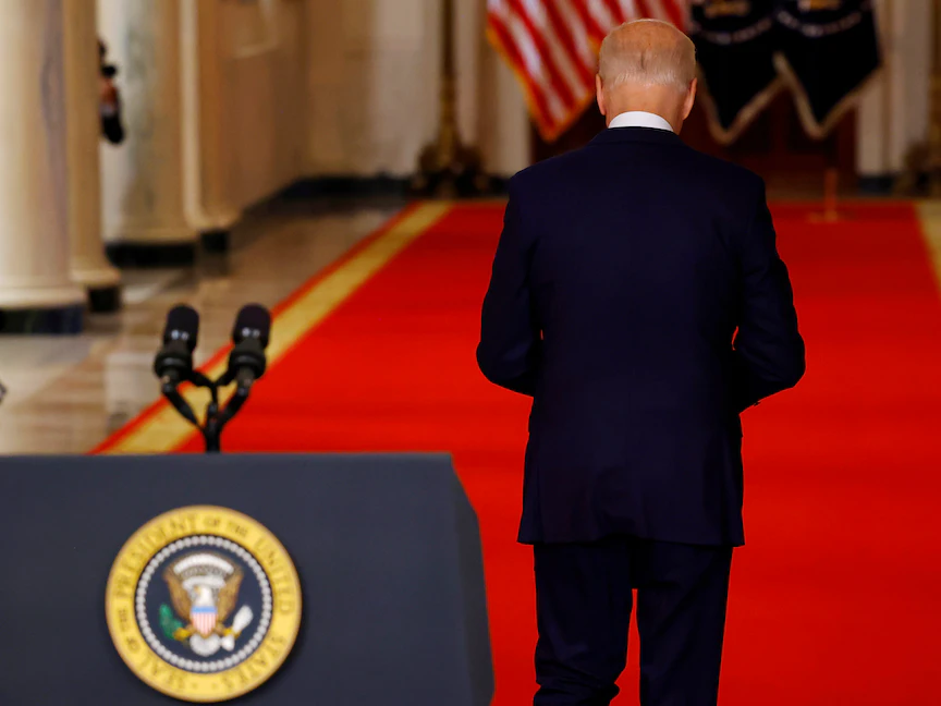 الرئيس الأميركي جو بايدن بعد إلقاء كلمته عن انتهاء الحرب في أفغانستان في البيت الأبيض بواشنطن 31 أغسطس 2021 - REUTERS