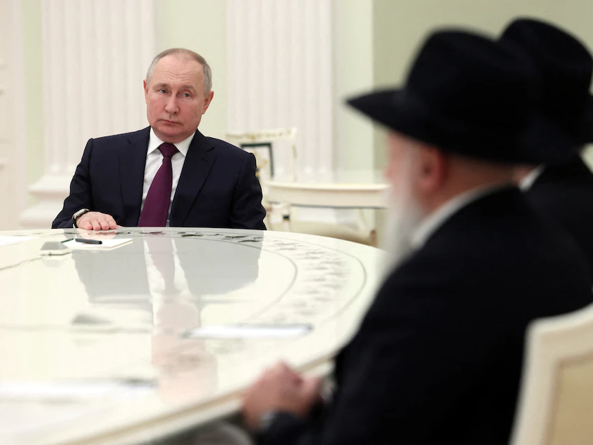 الرئيس الروسي فلاديمير بوتين يلتقي الحاخام الأكبر لروسيا بيريل لازار ورئيس اتحاد الجاليات اليهودية ألكسندر بورودا في الكرملين بموسكو. 26 يناير 2023 - via REUTERS