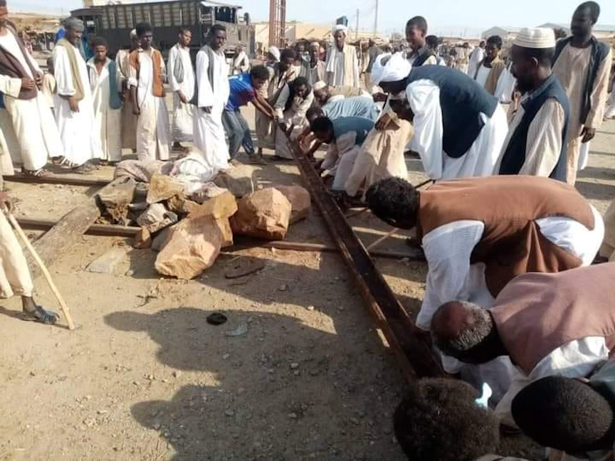 محتجون يغلقون محطة السكك الحديدية بمنطقة هيا بولاية البحر الأحمر شرقي السودان، 25 سبتمبر 2021 - https://www.facebook.com/106619401483772/photos/pb.106619401483772.-2207520000../226497866162591/?type=3&theater