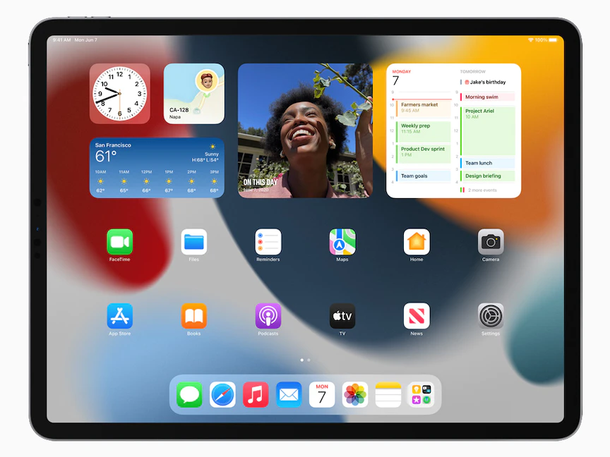 جهاز آيباد يحمل نظام تشغيل iPadOS 15 الأحدث - أبل