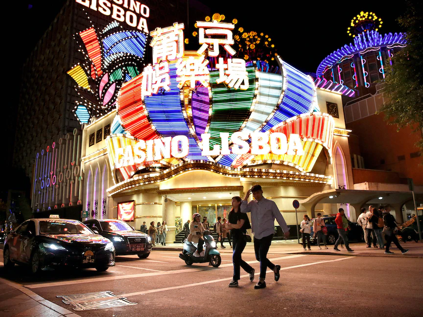 أشخاص يسيرون أمام أحد نوادي القمار في ماكاو التابعة للصين- 21 ديسمبر 2019 - REUTERS