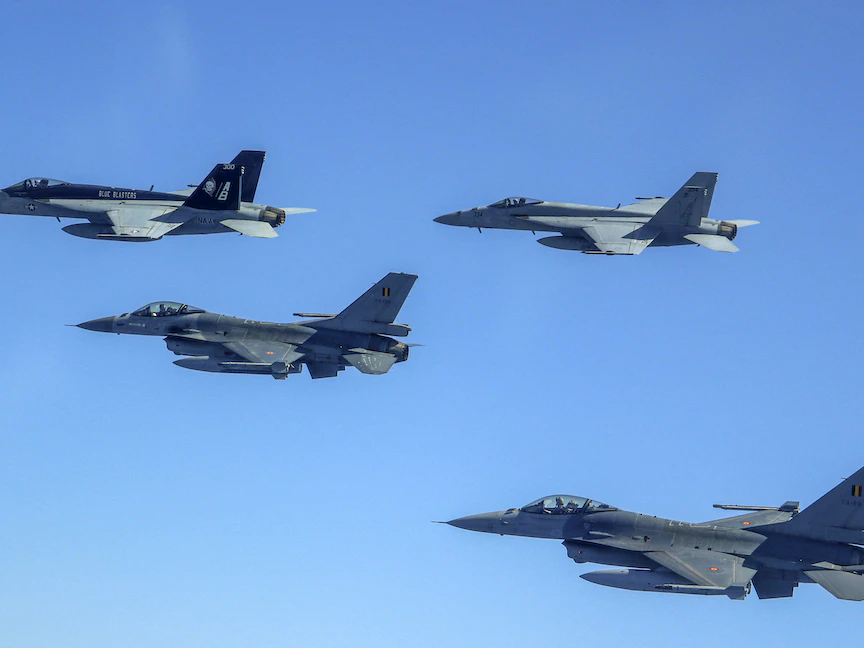 مقاتلة "FA 18 Super Hornet" التابعة للبحرية الأميركية وطائرات "F 16" التابعة لسلاح الجو البلجيكي تحلّق فوق البحر الأبيض المتوسط. 25 يوليو 2022 - AFP