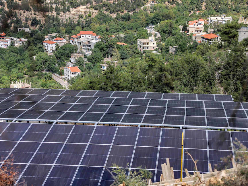 نظام الألواح الشمسية المثبت داخل قرية تولا في شمال لبنان – 29 أغسطس 2022 - AFP