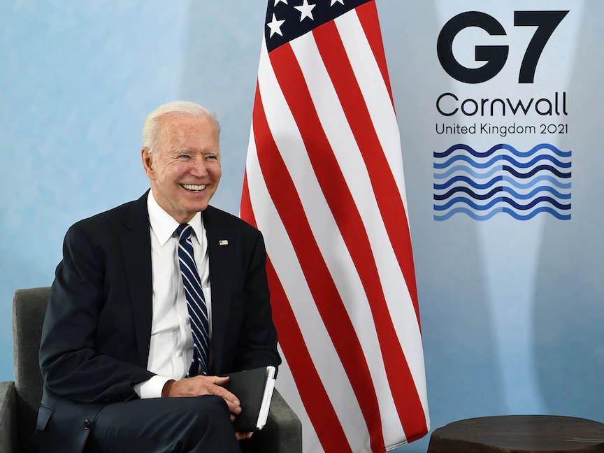 الرئيس الأميركي جو بايدن خلال اجتماع مع رئيس الوزراء البريطاني بوريس جونسون في خليج كاربيس، كورنوال، بريطانيا، 10 يونيو 2021 - AFP