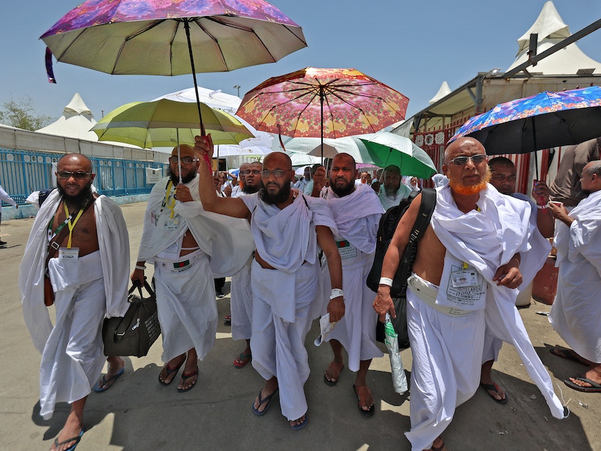 مليون حاج يبيتون ليلتهم الأولى بمنى.. و3 مسارات لنقل الحجيج