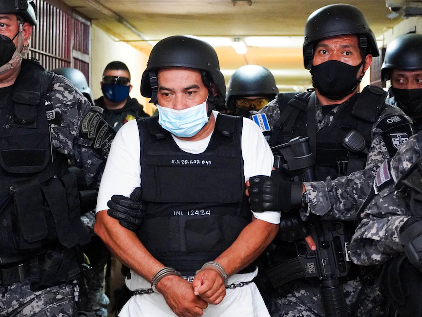 الشرطة السلفادورية تقتاد هوغو أوسوريو إلى سجن في زاكاتيكولوكا - Via REUTERS
