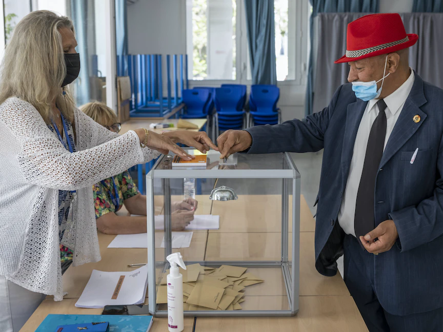 رجل يدلي بصوته في الجولة الأولى من الانتخابات الفرنسية في مركز اقتراع بالرباط، المغرب- 5 يونيو 2022. - AFP