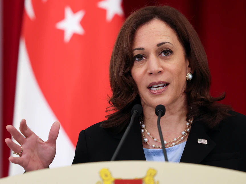 نائبة الرئيس الأميركي كامالا هاريس خلال مؤتمر صحافي مع رئيس الوزراء السنغافوري لي هسين لونغ في سنغافورة، 23 أغسطس 2021 - REUTERS