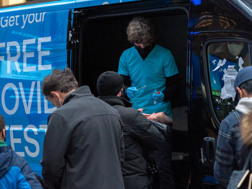 أميركيون يقومون بإجراء فحص كورونا في مانهاتن مدينة نيويورك بالولايات المتحدة- 27 ديسمبر 2021 - REUTERS