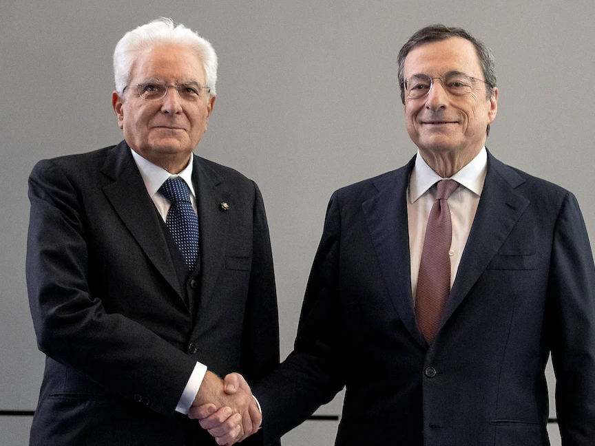 الرئيس الإيطالي سيرجيو ماتاريلا يصافح ماريو دراغي في فرانكفورت بألمانيا - 28 أكتوبر 2019 - via REUTERS